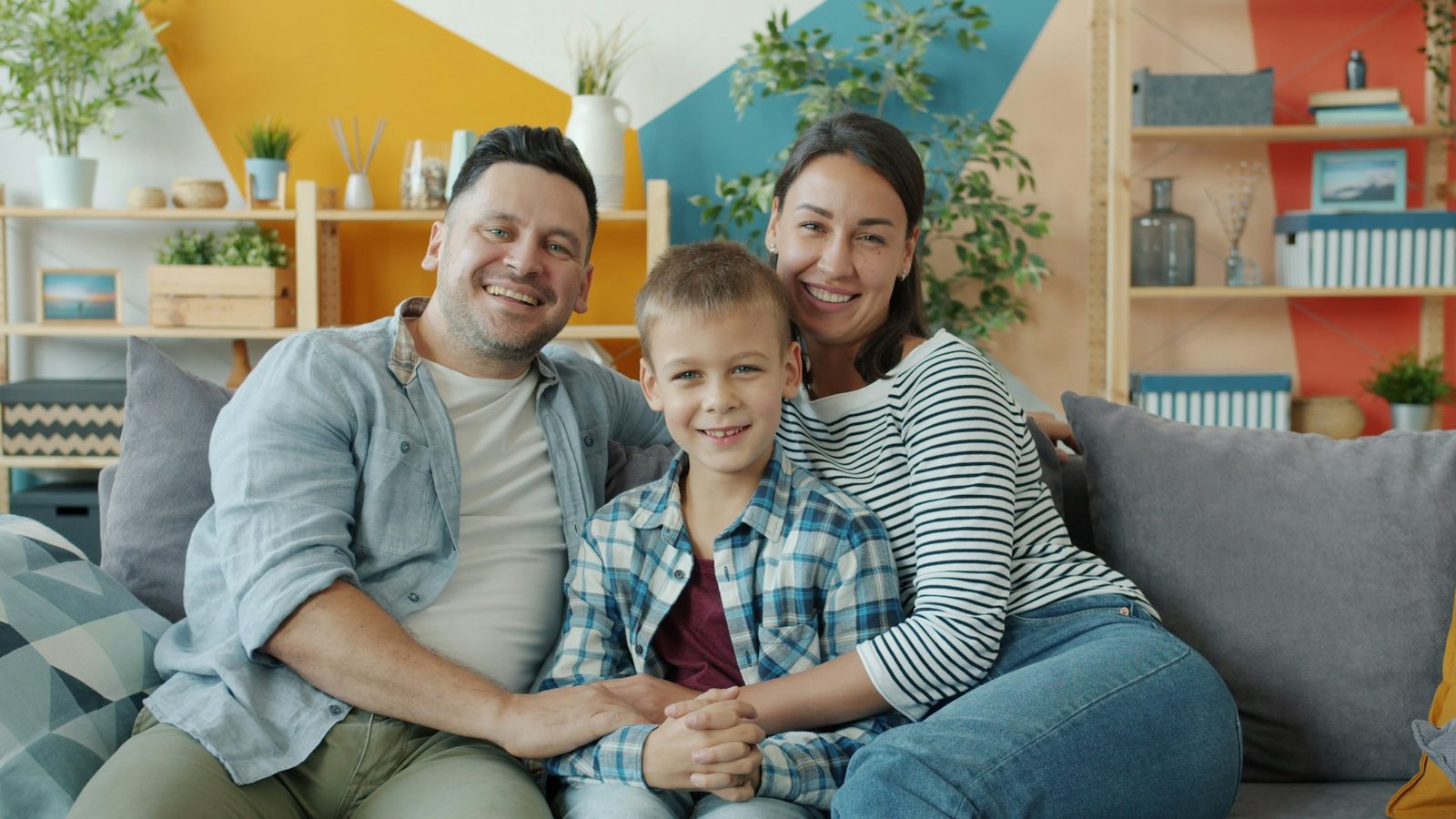 Une famille réunie autour de la table, parents et enfants ensemble à la maison